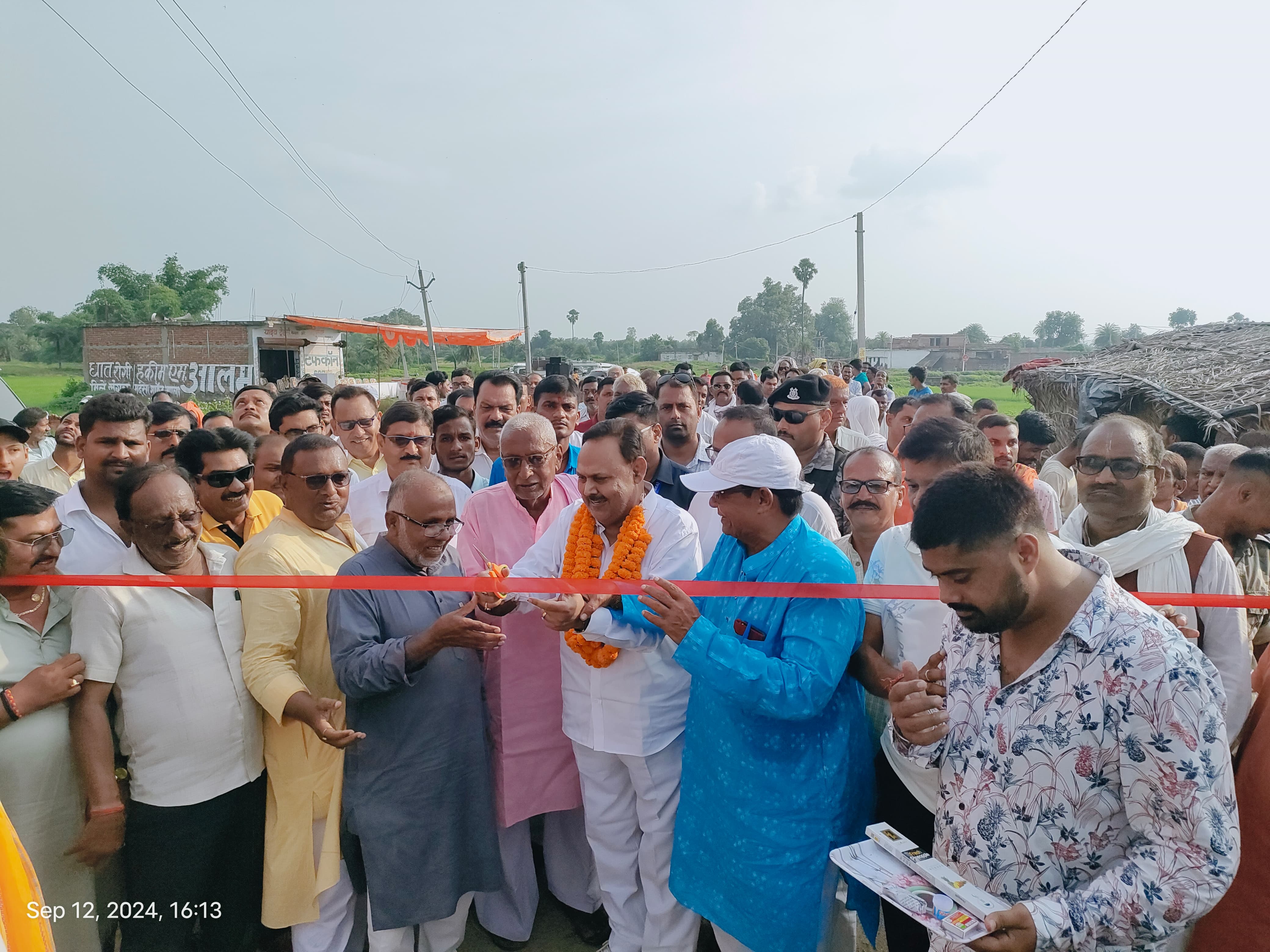 बेनी खुर्द में स्व. युगेश्वर सिंह द्वार का विधायक ने किया उद्घाटन, ग्रामीणों ने विधायक का किया भव्य स्वागत