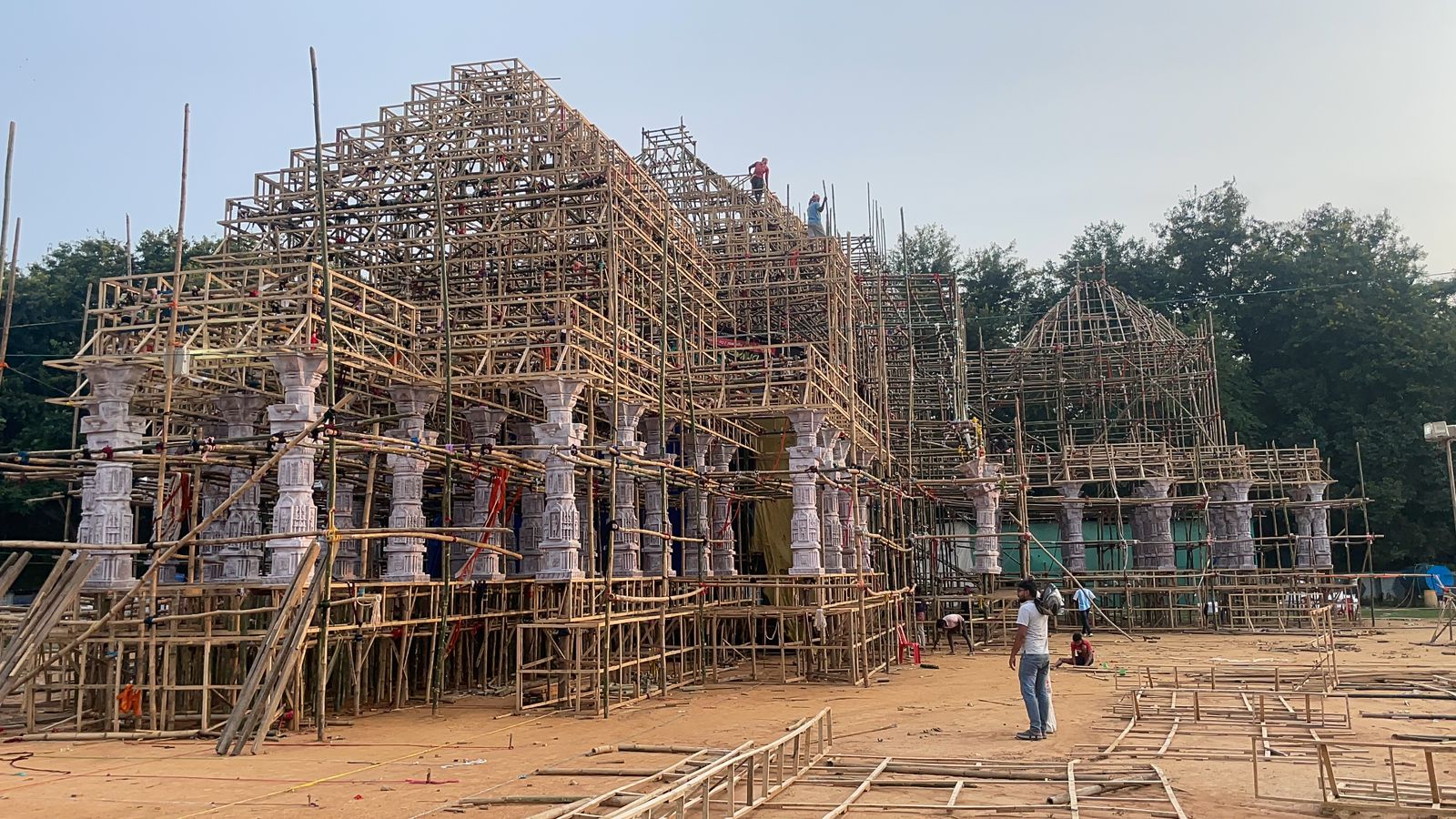 दुर्गा पूजा पंडाल निर्माण को अंधेरी रात में पुलिस ने रोका, मामला हुआ गर्म, विधायक भी मौके पर पहुंचे  