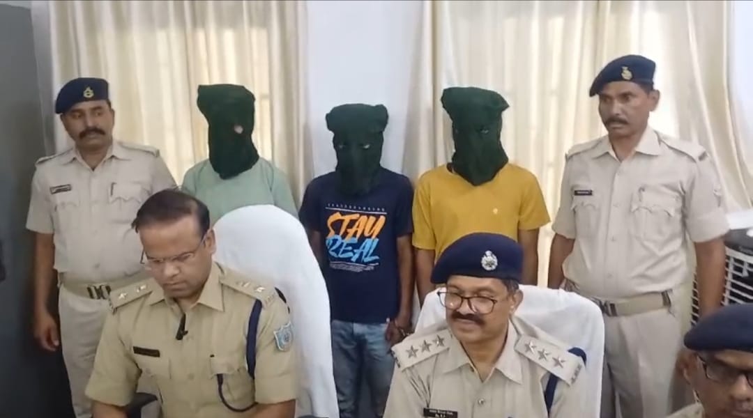 गैंग्स ऑफ़ जामताड़ा की कहानी : पुलिस पहुंची तो केवल तीन से मिले आठ लाख से अधिक