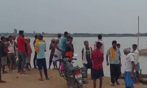 गंगा में नहाने गई मां-बेटी की डूबने से हुई मौत, शव को ढूंढने में जुटी SDRF की टीम