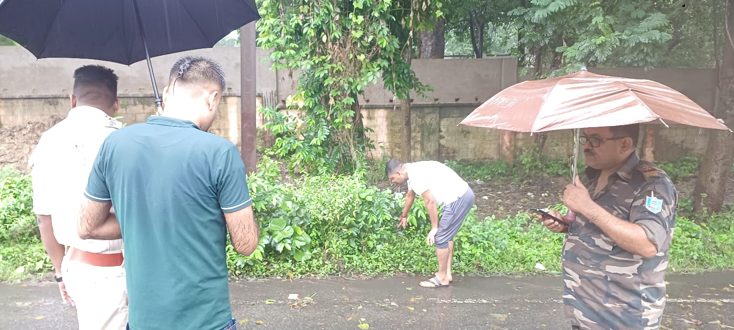 Dhanbad Crime News: धनबाद से पीछा कर रिकवरी एजेंट को गोली मार पांच नहीं,आठ लाख लूटे