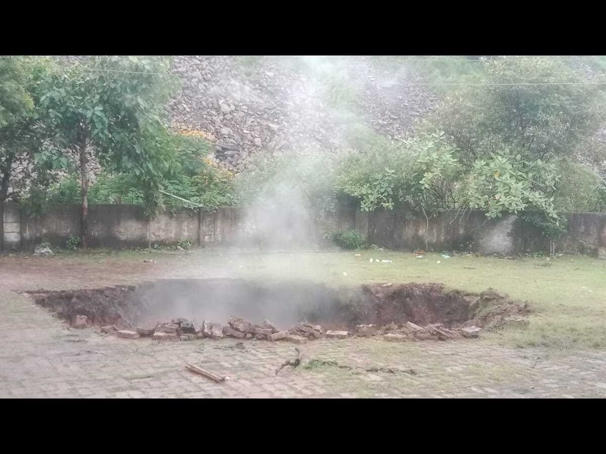 कोयला मंत्री जी ! धनबाद -झरिया  मुख्य मार्ग पर आज फिर बन गया है बड़े आकर का गोफ !