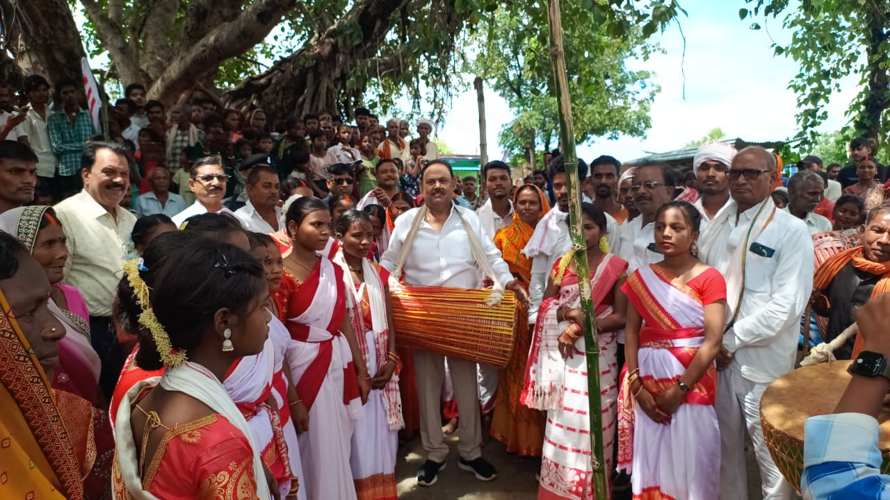 Video: कर्मा पूजा पर अलग अंदाज में दिखे विधायक कमलेश, खुद मांदर बजा कर सबको झूमने पर किया मजबूर