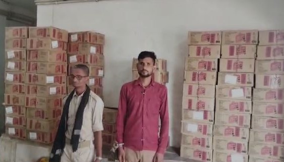 Gopalganj News: वाहन जांच के दौरान पुलिस ने पिकअप वैन से विदेशी शराब किया बरामद, तस्कर गिरफ्तार