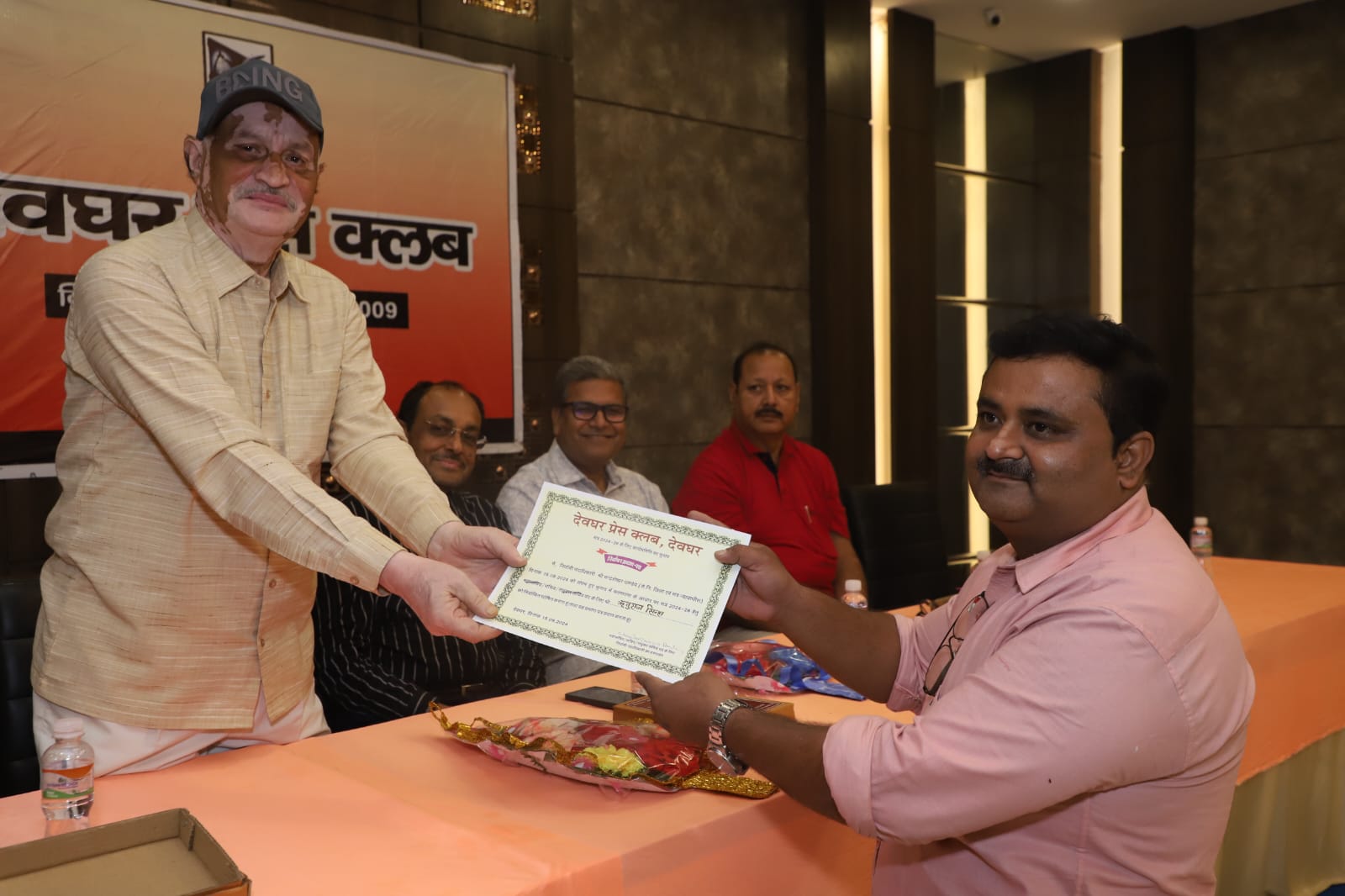 देवघर प्रेस क्लब के नवनिर्वाचित सदस्यों को सौंपा गया प्रमाण पत्र, युवाओं के कंधों पर नई कमिटी की जिम्मेदारी 