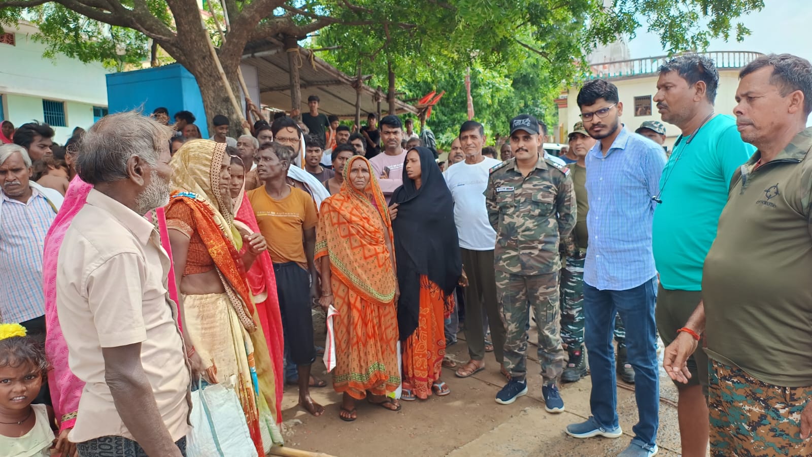 सोन नदी के बीच टीले पर फंसे लोगों को निकालने के लिए चलाया गया रेस्क्यू अभियान, 12 लोगों को निकाला गया सुरक्षित