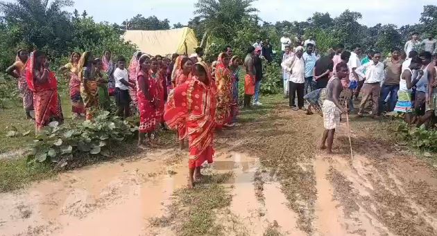 सरायकेला: भारी बारिश के कारण घरों में घुसा पानी, स्कूल में शरण लेने को मजबूर हुए 50 विस्थापित परिवार