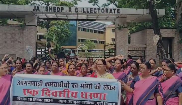 आंगनबाड़ी सेविकाओं का सड़को पर विरोध प्रदर्शन, कहा-महिलाओं के हक अधिकार के साथ किया जा रहा खिलवाड़ 