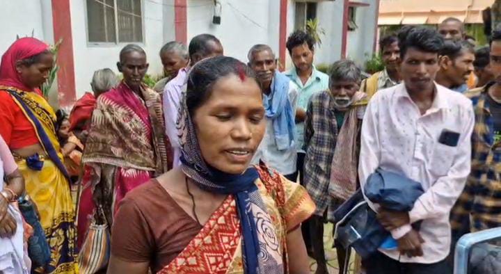 गुमला:तीन साल में तीन महीना का भी नहीं मिला राशन, डीलर पर फूटा ग्रामीणों का गुस्सा, लगाया ये आरोप