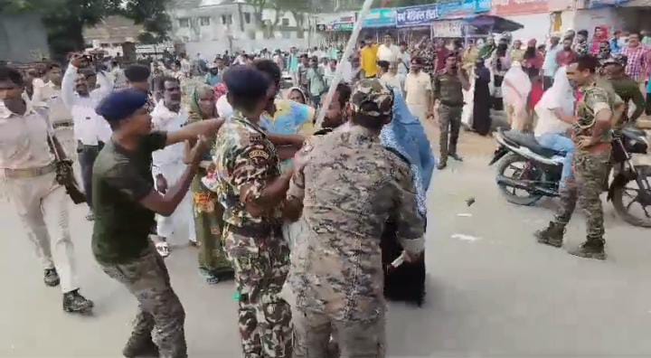 Bihar:नाबालिग लड़की का शव बरामद मामले में कार्रवाई नहीं होने से नाराज लोगों ने किया सड़क जाम, पुलिस ने चटकायी लाठी