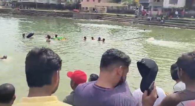 Breaking: कडरू तालाब में डूबा 14 साल का बच्चा, आक्रोशितों ने हज हाउस के पास सड़क जाम की