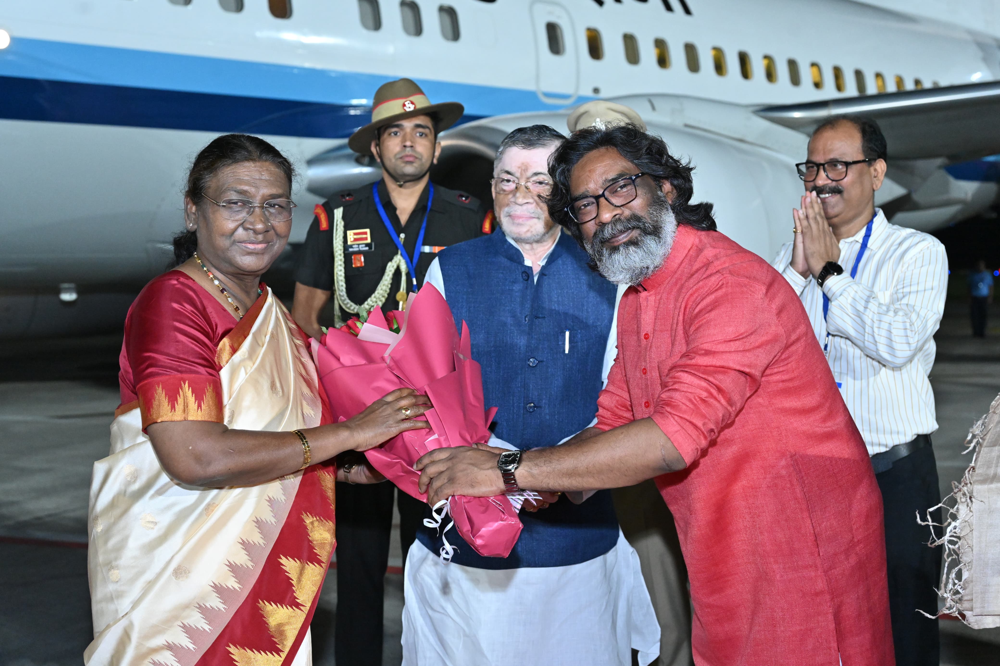 रांची पहुंची राष्ट्रपति द्रौपदी मुर्मू,राज्यपाल और मुख्यमंत्री ने किया स्वागत,पुरानी यादें हुई ताज़ा