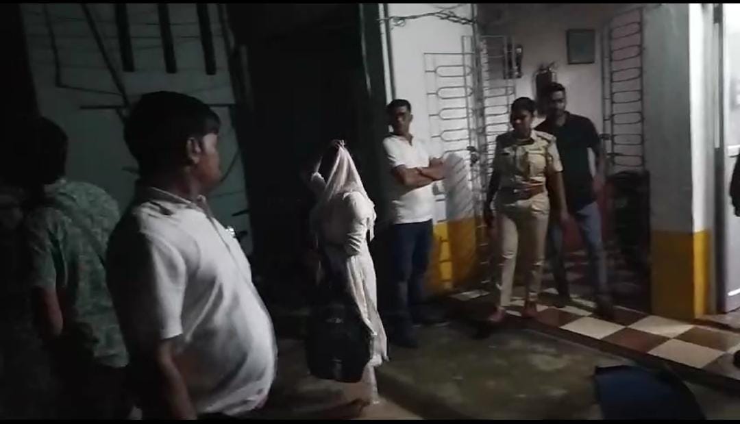 दुमका: JSSC CGL एग्जाम के सॉल्वर गैंग की तलाश में रात भर चला  होटल में छापा, संदिग्ध परिस्थिति में मिले जोड़े
