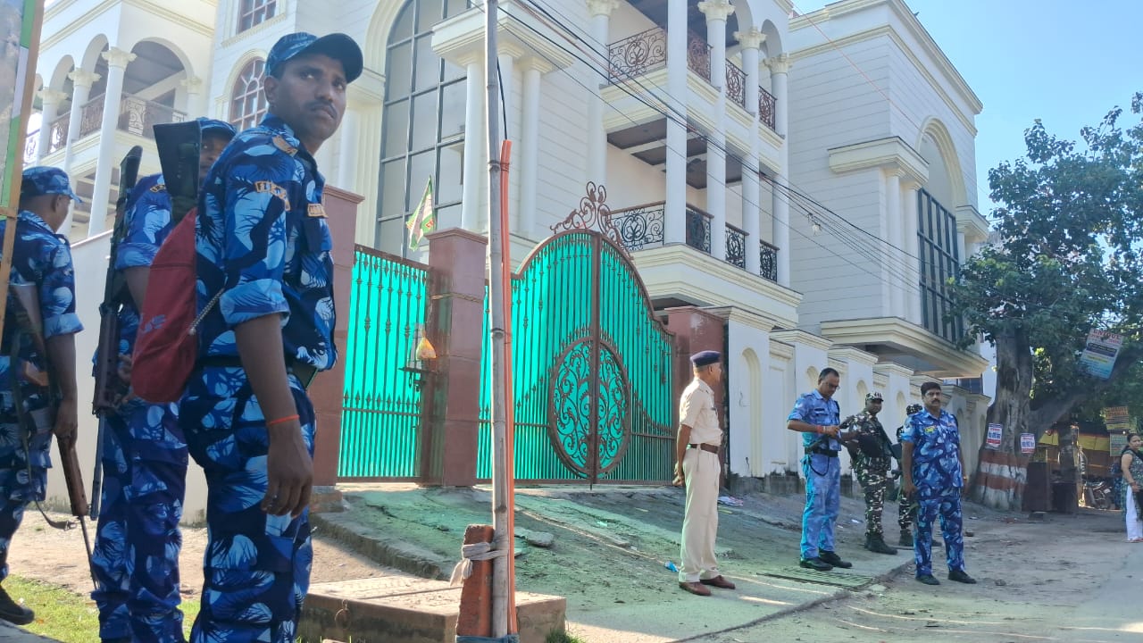 Bihar: गया जिला में पूर्व विधान पार्षद मनोरमा देवी के कई ठिकानों पर NIA की छापेमारी, 4 करोड़ कैश और हथियार बरामद