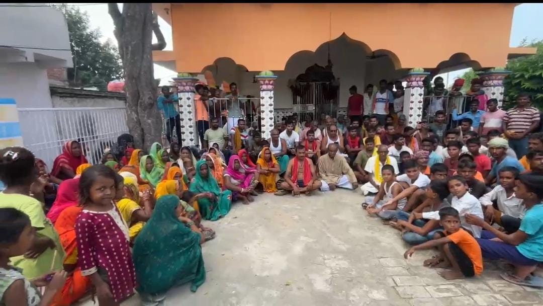 ग्रामीणों ने स्मार्ट मीटर लगाने से किया मना तो बिजली विभाग ने काट दी पूरे गांव की बिजली, लोगों ने जमकर काटा बवाल