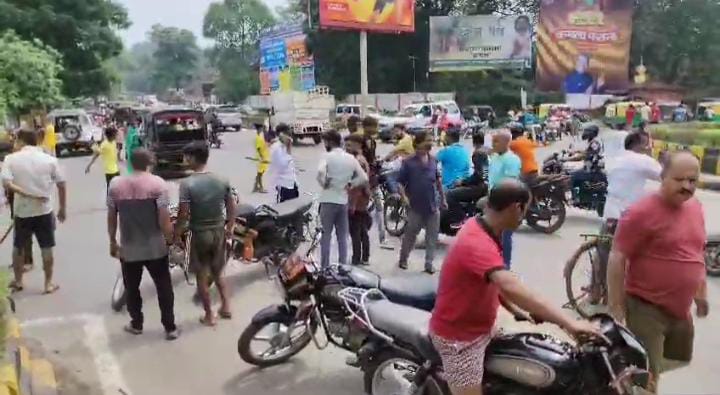 जमशेदपुर:सड़क हादसे के विरोध में बस्तीवासियों ने आरडी टाटा गोलचक्कर को किया जाम,पढें क्या है पूरा मामला