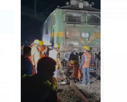 Bihar News: मुजफ्फरपुर-पुणे स्पेशल ट्रेन का इंजन हुआ बेपटरी, मचा हड़कंप