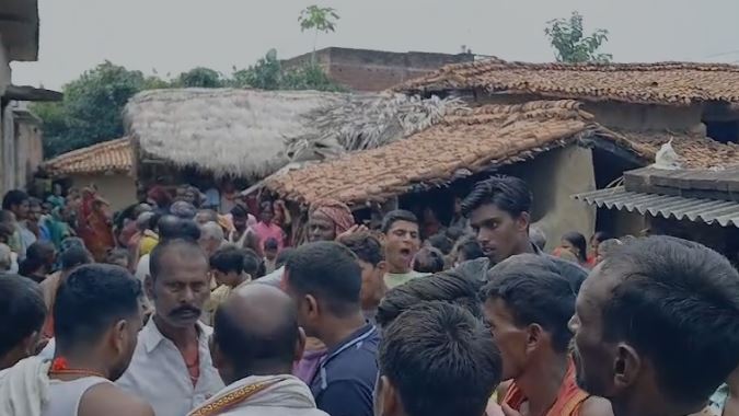 कार्यक्रम के दौरान दर्जनों लोगों पर गिरा घर का छज्जा, दो की हुई मौत 