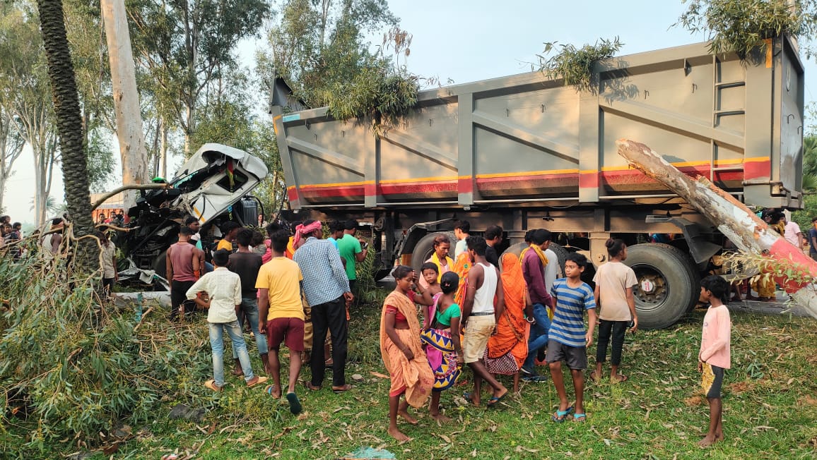 अनियंत्रित हाइवा की चपेट में आयी तीन सहेली, दो की मौत,  एक अस्पताल में लड़ रही जिंदगी और मौत की जंग