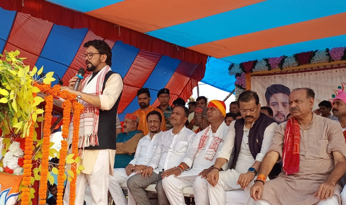 हुसैनाबाद में अनुराग की दहाड़, कहा-अटल जी ने दिया राज्य, शिबू और हेमंत ने बना दिया भ्रष्टाचार का अड्डा