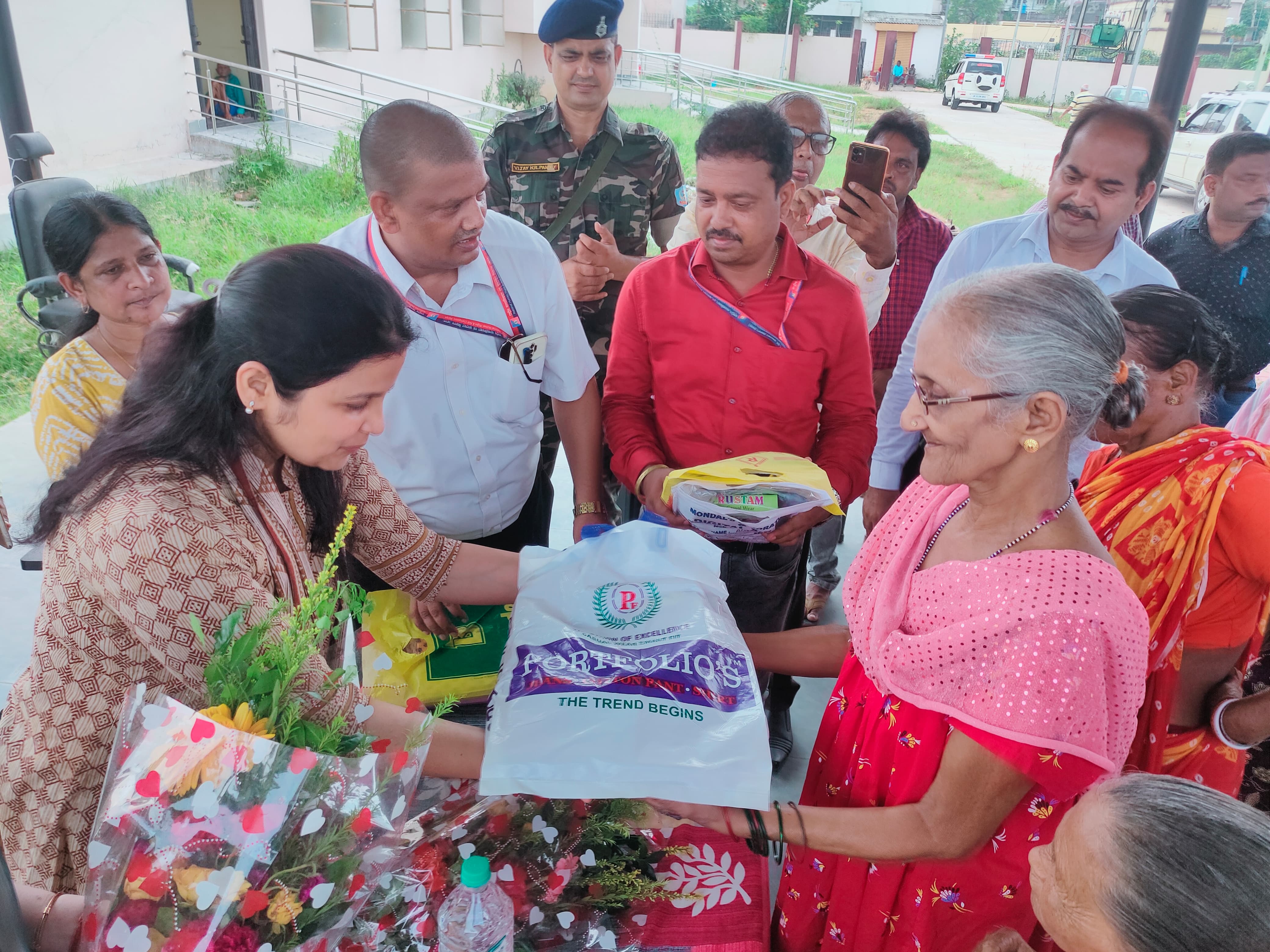 DHANBAD: वृद्धाश्रम पहुंची डीसी तो खुश हुए बुजुर्गो ने क्या डिमांड रखी, पढ़िए डिटेल्स में