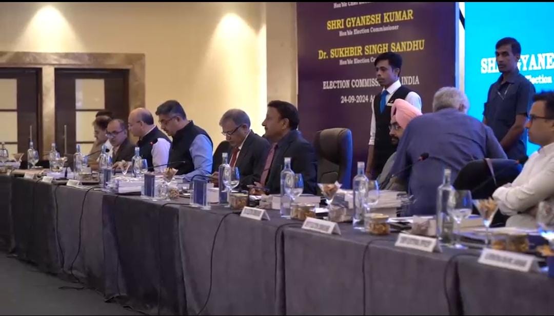 Jharkhand Assembly Election: चुनाव आयोग ने अधिकारियों को दिया ये संदेश, जानिए बीजेपी और झामुमो ने क्या रखी मांग