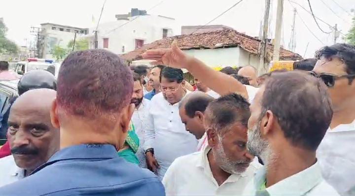 लोहरदगा:मंत्री डॉ रामेश्वर उरांव और सांसद सुखदेव भगत हुए आमने सामने, विरोध में जमकर हुई नारेबाजी