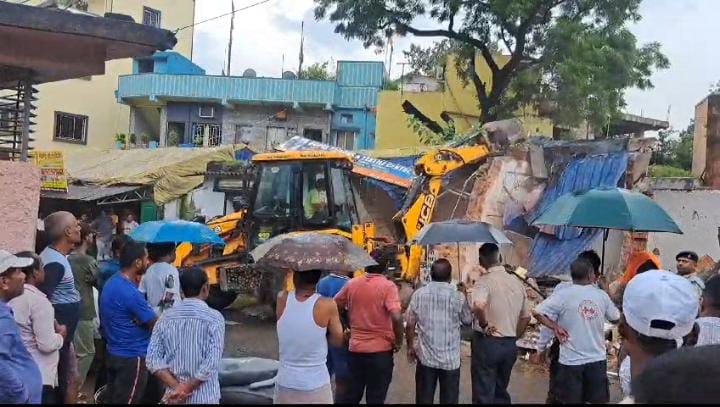 जमशेदपुर: अवैध अतिक्रमण पर जिला प्रशासन सख्त, सोनारी में कई दुकानों पर चला प्रशासन का बुलडोजर, पढ़ें अधिकारी ने क्या कहा