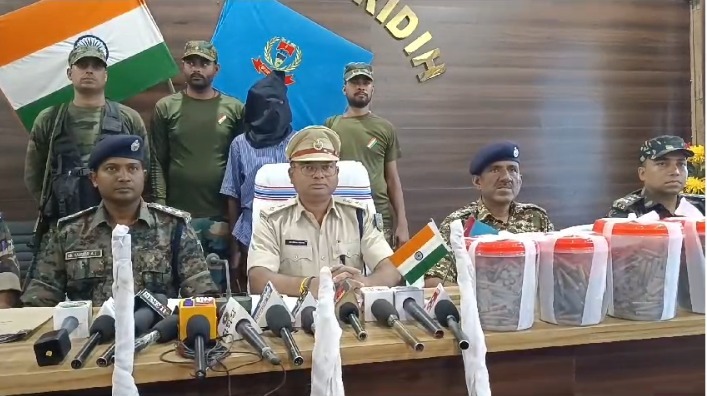 गिरिडीह पुलिस ने इनामी नक्सली को किया गिरफ्तार, खतरनाक राइफल और कारतूस बरामद