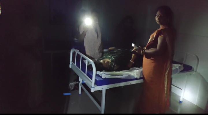बिहार के सरकारी अस्पतालों में बिजली गुल! पढ़ें कैसे प्रसव पीड़ा से छटपटाती महिला का मोबाइल टॉर्च की रोशनी  में करायी गयी डिलीवरी