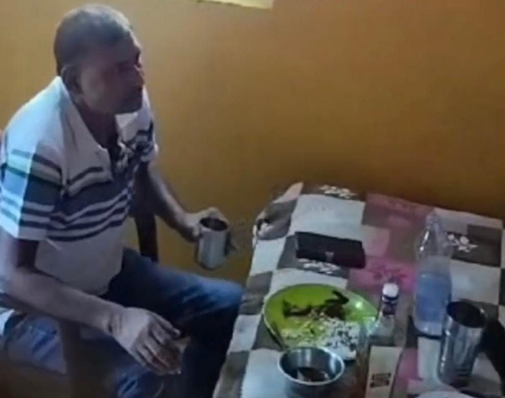 बिहार के दारूबाज़ दरोगा जी!  केस की जांच करने पहुंचे थानाध्यक्ष छलकाने लगे जाम, वीडियो हुआ वायरल तो एसपी ने लिया ये एक्शन