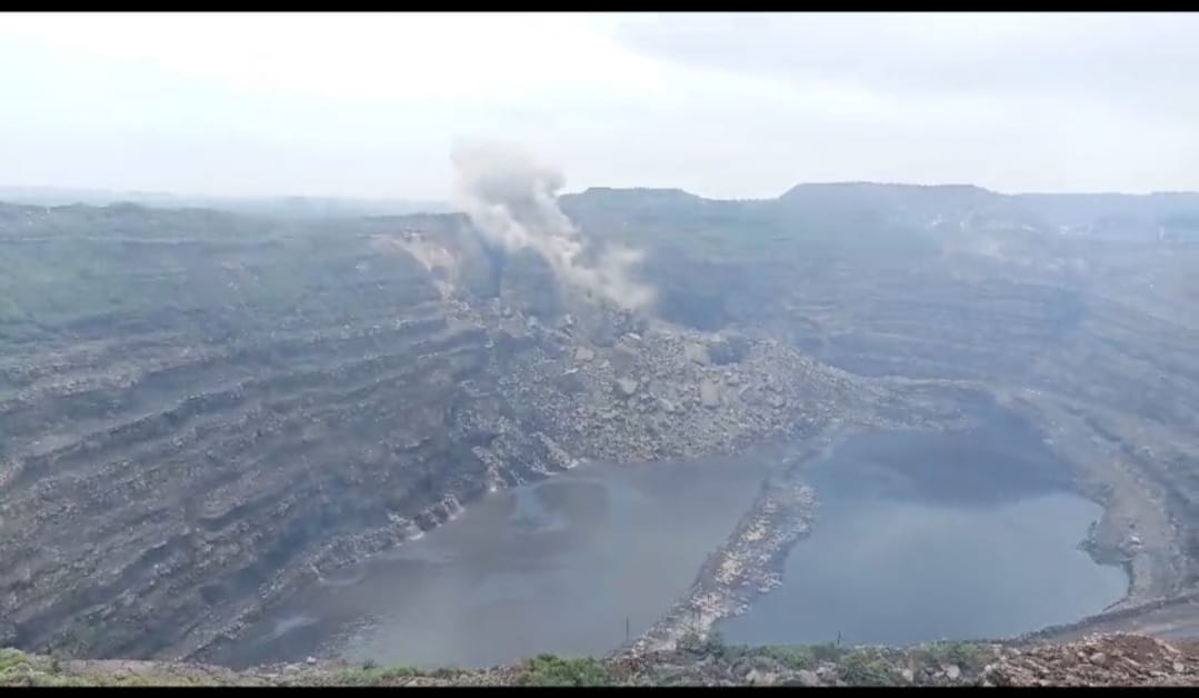 बारिश का साइड इफ़ेक्ट:  झरिया में लैंड स्लाइड हुआ और उठने लगे गुब्बारे, घटना के बाद मचा हड़कंप