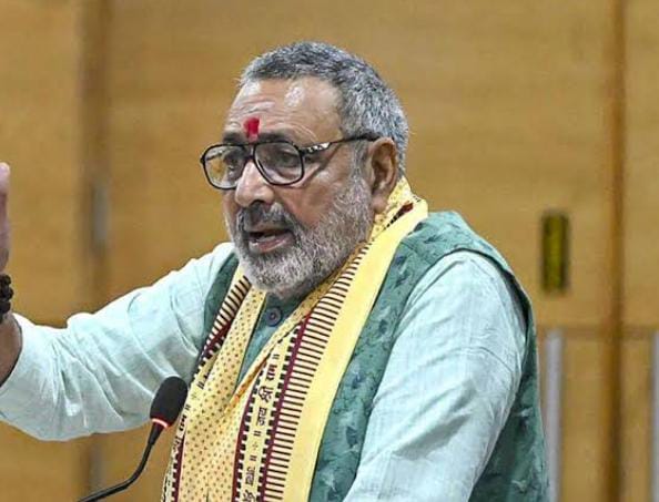 Bihar Plitisc: 2 अक्टूबर और नवरात्र की छुट्टी पर गरमाई बिहार की राजनीति, गिरिराज सिंह ने सीएम के सामने रखी ऐसी डिमांड कि जदयू के प्रवक्ता ने कह दी ये बात