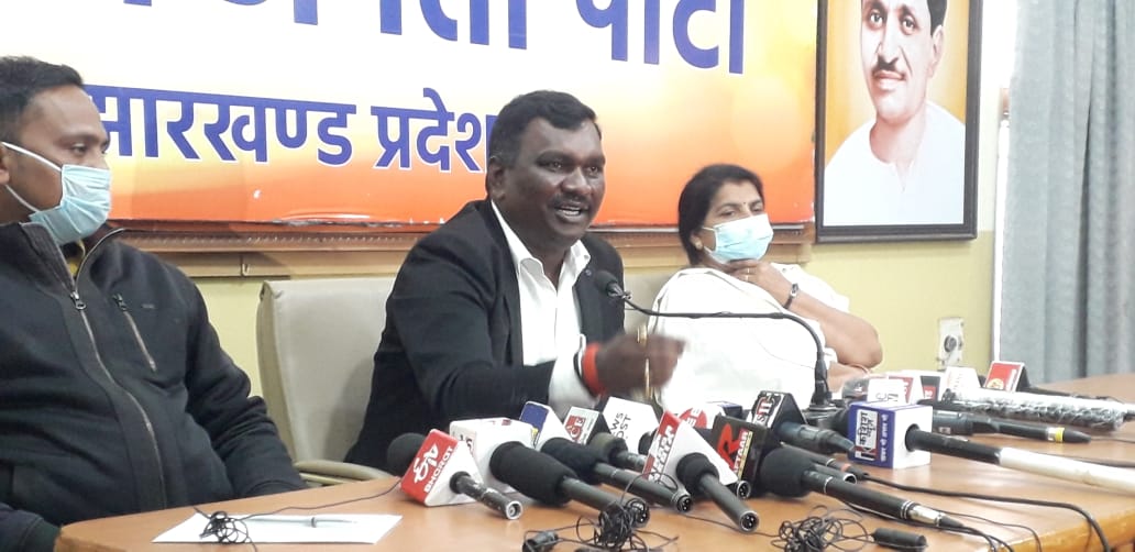 दो सालों में सरकार ने सिर्फ कफन की व्यवस्था किया !  -  अमर बाउरी भाजपा नेता