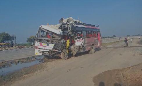 रोहतास में दर्दनाक हादसा: पिंडदान करने बोधगया जा रहे यात्रियों से भरी बस ट्रक से टकराई, तीन लोगों की मौत, 15 घायल