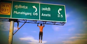 जान जाए पर ‘Reels’ का क्रेज न जाए! साइन बोर्ड में लटक कर युवक ने कर दी ऐसी हरकत, अब पीछे पड़ी पुलिस, देखें वीडियो