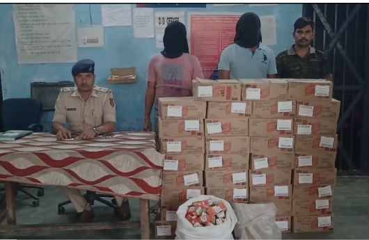 Bihar: वाहन जांच के दौरान शराब से लदी कार ने पुलिस गाड़ी को मारी टक्कर, 37 पेटी अंग्रेजी शराब हुई बरामद