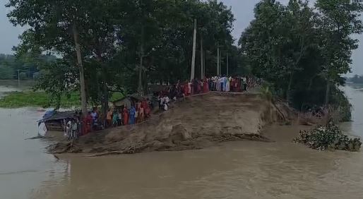 शिवहर के तरियानी छपरा में बाढ़ से भीषण तबाही,  पीड़ितों ने कहा- प्रशासन नहीं ले रहा सुध