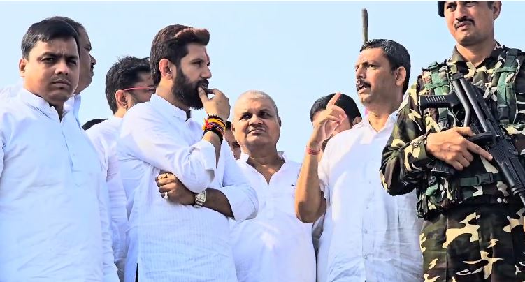 सहरसा में बाढ़ की स्थिति भयावह, आगे आए चिराग पासवान, पीड़ितों में बांटी राहत सामाग्री