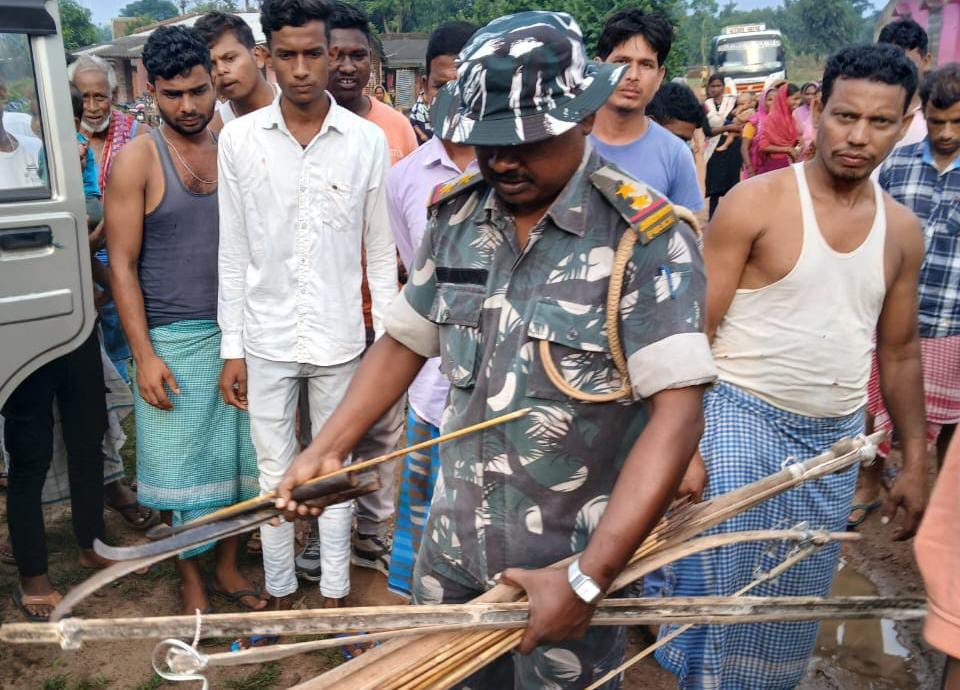दुमका:तीर से हमला करने वाले युवक को ग्रामीणों ने खंभा से बांधा,किया पुलिस के हवाले