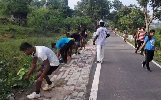 झारखंड पुलिस का जवान बच्चों को स्वच्छता के अलावा स्वास्थ्य के प्रति कर रहा प्रशिक्षित, क्या है संकल्प, जानिए इस खबर में