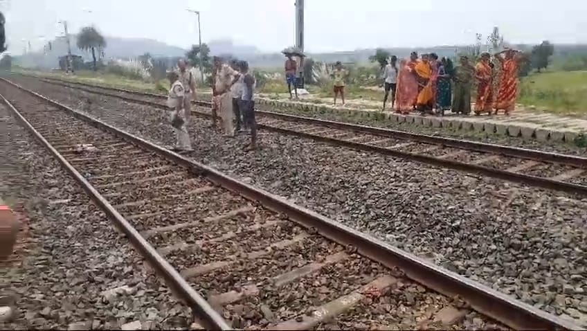 देवघर: रेलवे की गलती का खामियाजा भुगतना पड़ा मां-बेटी को, ट्रेन की चपेट में आने से हुई मौत, गांव में पसरा मातम