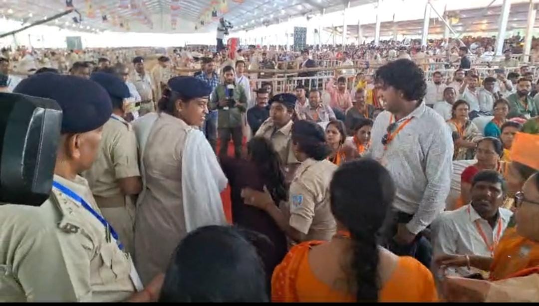 हाजारीबाग: मोदी से मिलने की मांग को लेकर मंच के सामने फांसी लगाने लगी युवती, देखिए फिर क्या हुआ