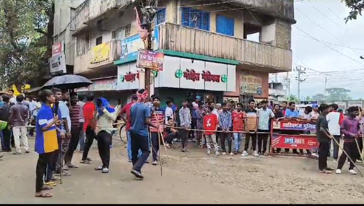 Sahibganj:CGL परीक्षा में गड़बड़ी मामले को लेकर छात्राओं ने खोला हेमंत सरकार के खिलाफ मोर्चा,परीक्षा रद्द कराने को लेकर किया सड़क जाम