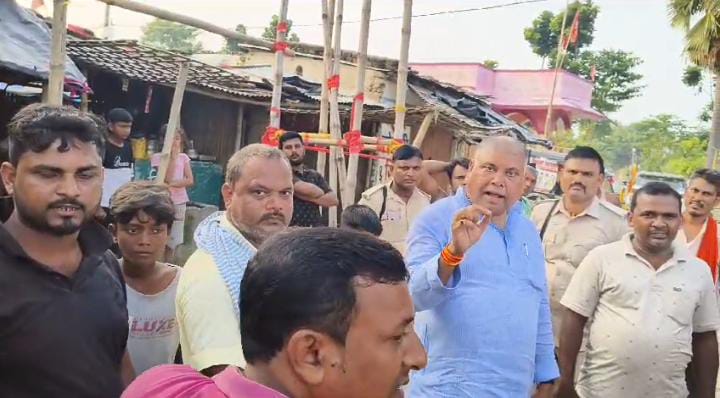 सीतामढ़ी:बाढ़ पीड़ितों का प्रशासनिक और जनप्रतिनिधियों के प्रति फूट रहा गुस्सा,हाल चाल जानने पहुंचे जेडीयू विधायक को लोगों ने खदेड़ा