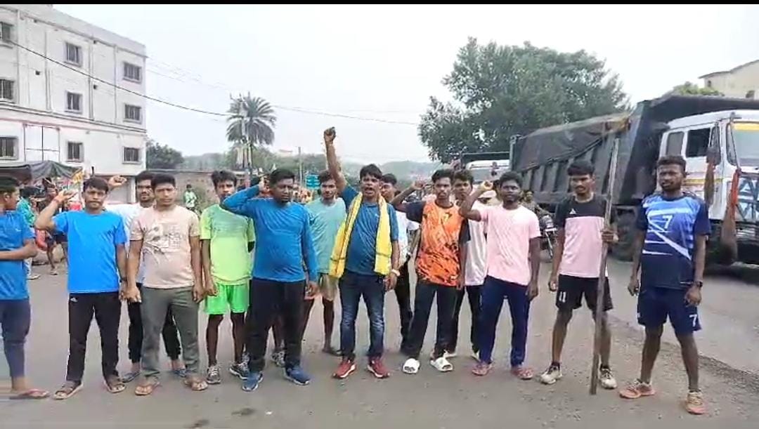 JSSC CGL परीक्षा को लेकर विवाद, दुमका में सड़क पर उतरे छात्र, साहेबगंज गोबिंदपुर हाईवे को किया जाम 
