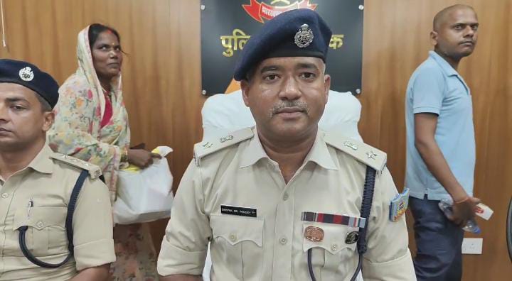सरायकेला: ब्राउन शुगर के खिलाफ सरायकेला पुलिस की बड़ी कार्रवाई, कुख्यात ड्रग पेडलर डॉली का बेटा गिरफ़्तार 