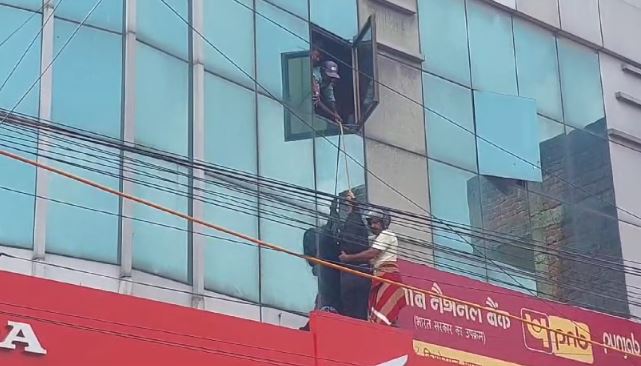 हरमू के स्पा सेंटर की महिला कर्मी ने सुसाइड का किया प्रयास, बचाने में पुलिस के छूटे पसीने, घंटों चला हाई वोल्टेज ड्रामा