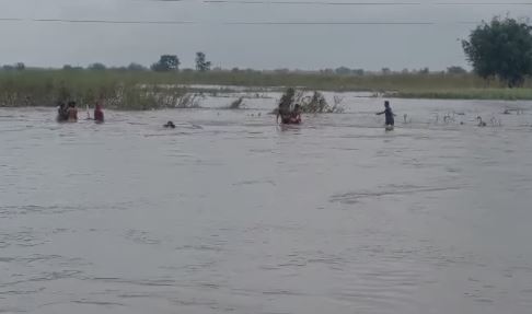 सुपौल में बड़ा हादसा टला, कोसी नदी की तेज बहाव में नाव पलटी, क्षमता से अधिक लोग थे सवार