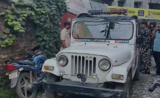 किशनगंज के पंजाब नेशनल बैंक में हाई वोल्टेज ड्रामा, नकली पिस्तौल के साथ बैंक की छत पर मिले 8 नाबालिग, जानें पूरा मामला